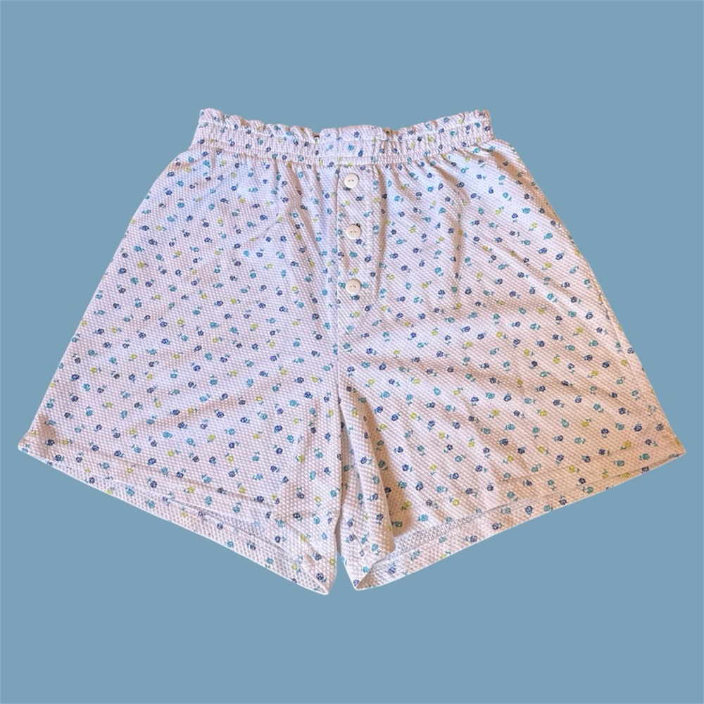 90’s White Textured High Waist Shorts with Floral Accents